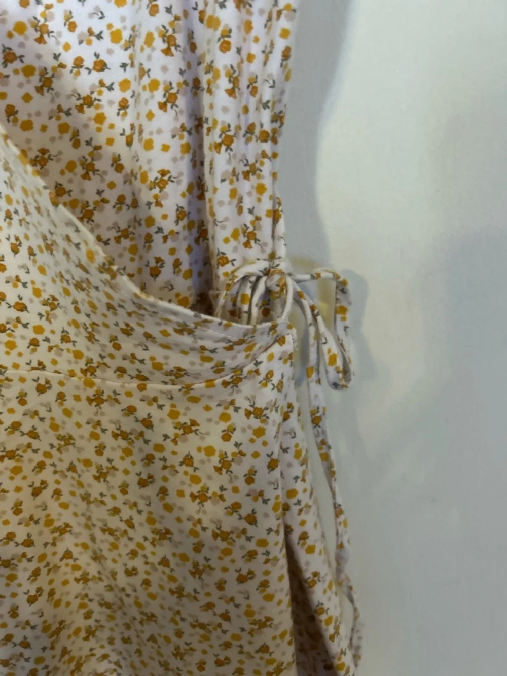 Hollister Yellow Floral Ditsy Wrap Mini Dress V-Neck Short Sleeve White Medium